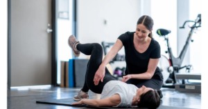 ピラティス資格取得を目指すオンライン養成講座の指導風景