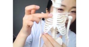 解剖学模型を使って説明するピラティスインストラクターMIHO